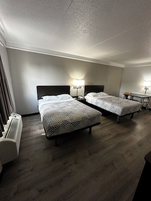 Chambre Deluxe, 2 lits doubles, accessible aux personnes à mobilité réduite, non-fumeurs | Salle de bain | Ensemble douche/baignoire, douche hydromassante