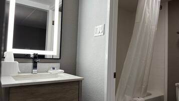 Combined shower/tub, hydromassage showerhead, free toiletries, towels