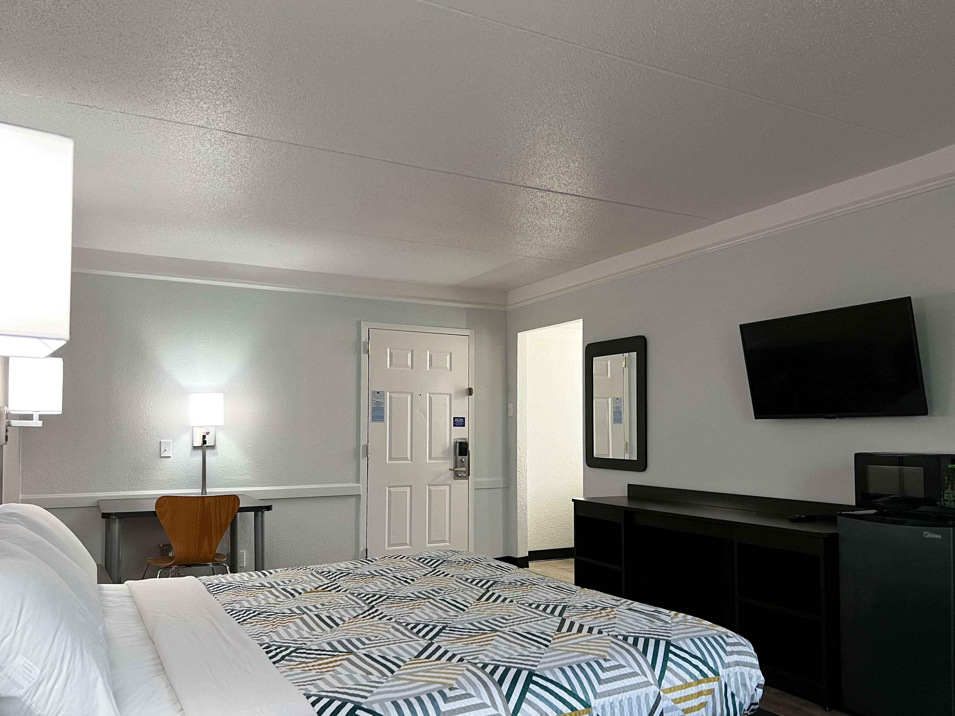 Cortinas blackout, wifi gratis y ropa de cama 