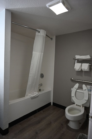 Duschwanne, Hydromassagedusche, kostenlose Toilettenartikel, Handtücher