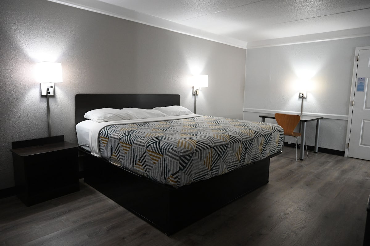 Cortinas blackout, wifi gratis y ropa de cama
