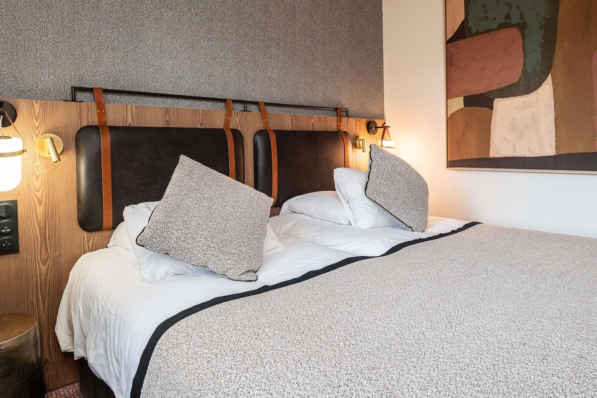 In-room safe, desk, blackout curtains, soundproofing