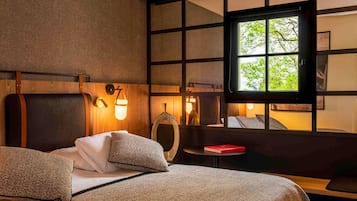 Zimmersafe, Schreibtisch, Verdunkelungsvorhänge, schallisolierte Zimmer