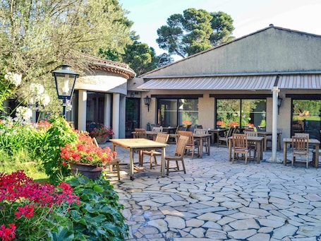 Breakfast, lunch, dinner served; local cuisine . Mercure Carcassonne la Cite Hotel