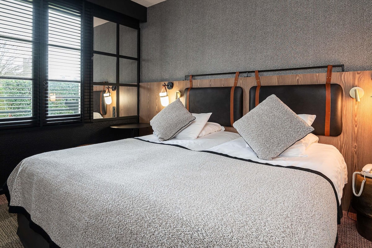 Caja de seguridad en la habitación, escritorio y cortinas blackout