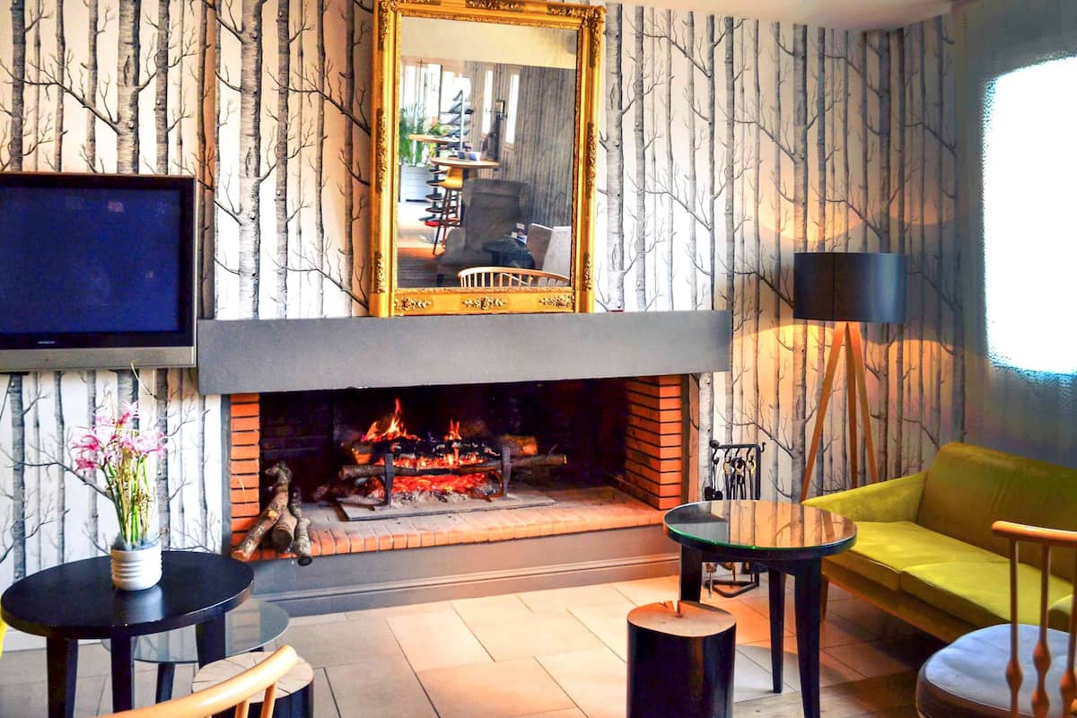 breakfast, lunch, dinner served; local cuisine