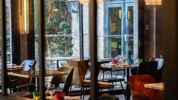 Petit déjeuner et déjeuner servis sur place, spécialités Cuisine locale