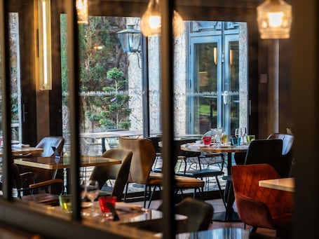 Breakfast, lunch, dinner served; local cuisine . Mercure Carcassonne la Cite Hotel