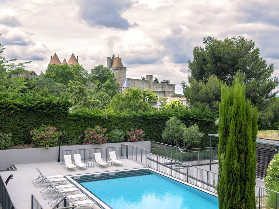 Außenpool (je nach Saison geöffnet), Sonnenschirme, Liegestühle