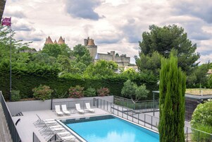 Una piscina al aire libre de temporada (de 09:00 a 20:30), sombrillas