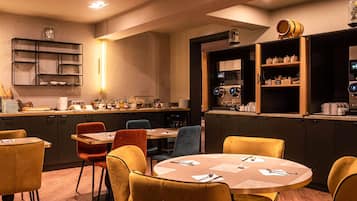 Bữa sáng buffet hàng ngày (18 EUR/mỗi người)