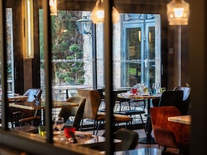 Aperto a colazione, pranzo e cena, cucina locale