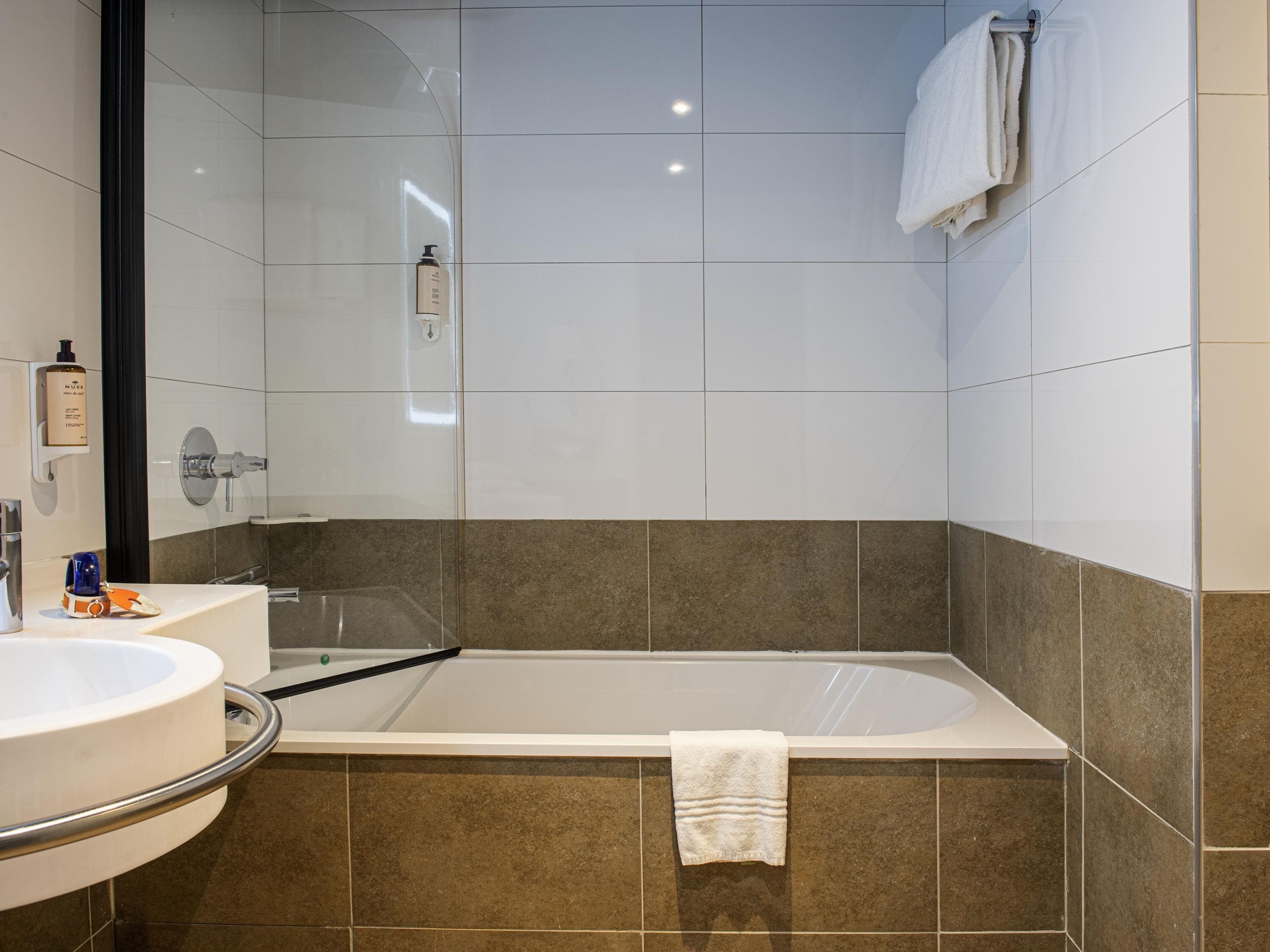 Privilege, Habitación con 2 camas individuales | Caja de seguridad en la habitación, escritorio y cortinas blackout 