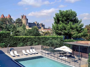Piscine extérieure en saison, accès possible de 9 h à 20 h 30, parasols