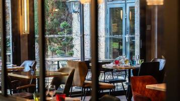 Petit déjeuner et déjeuner servis sur place, spécialités Cuisine locale