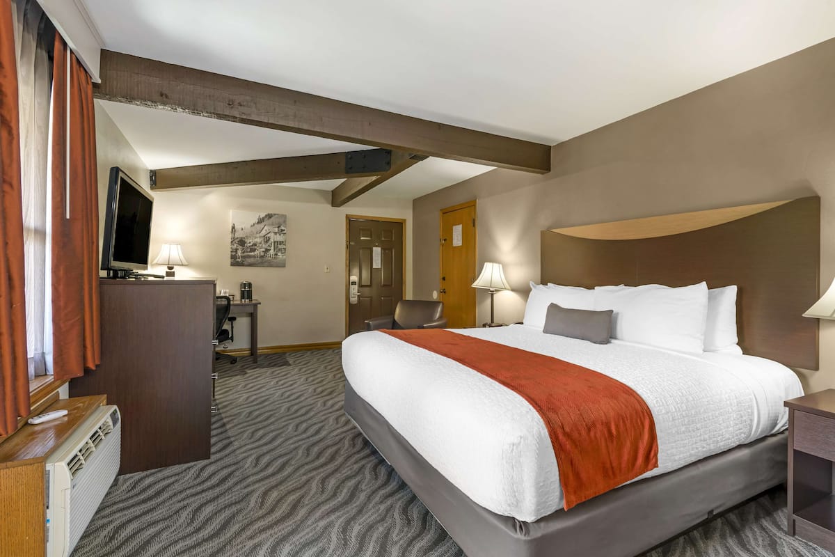 Standard Room, 1 King Bed, Non Smoking, Refrigerator & Microwave | In-room safe, individually decorated, individually furnished, desk