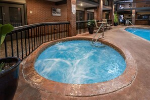 Kolam renang indoor, dengan kursi berjemur