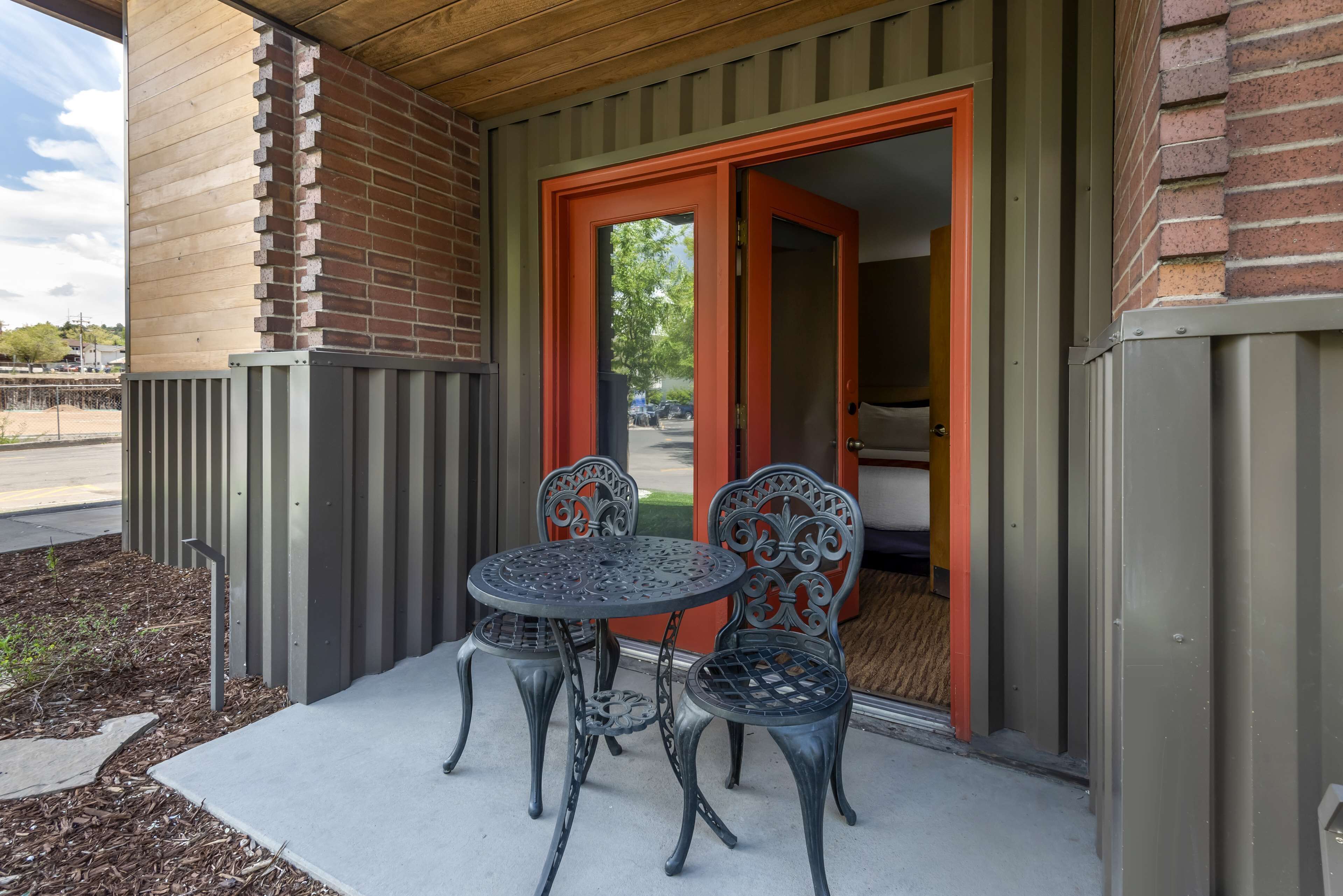 standard room, 1 king bed, accessible, non smoking (bathtub) | 1 bedroom, in-room safe, individually decorated, individually furnished