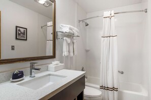 Chambre Standard, 2 grands lits, non-fumeur, réfrigérateur et four à micro-ondes | Salle de bain