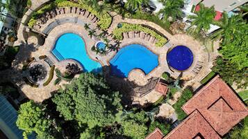 3 albercas al aire libre, sombrillas en la alberca y camastros