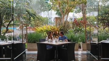 4 restaurants; breakfast, lunch, and dinner served