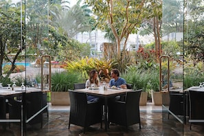 4 restaurants; breakfast, lunch and dinner served