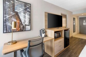 1 bedroom, premium bedding, desk, laptop workspace