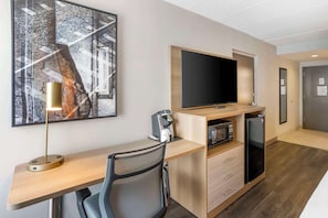 1 bedroom, premium bedding, desk, laptop workspace