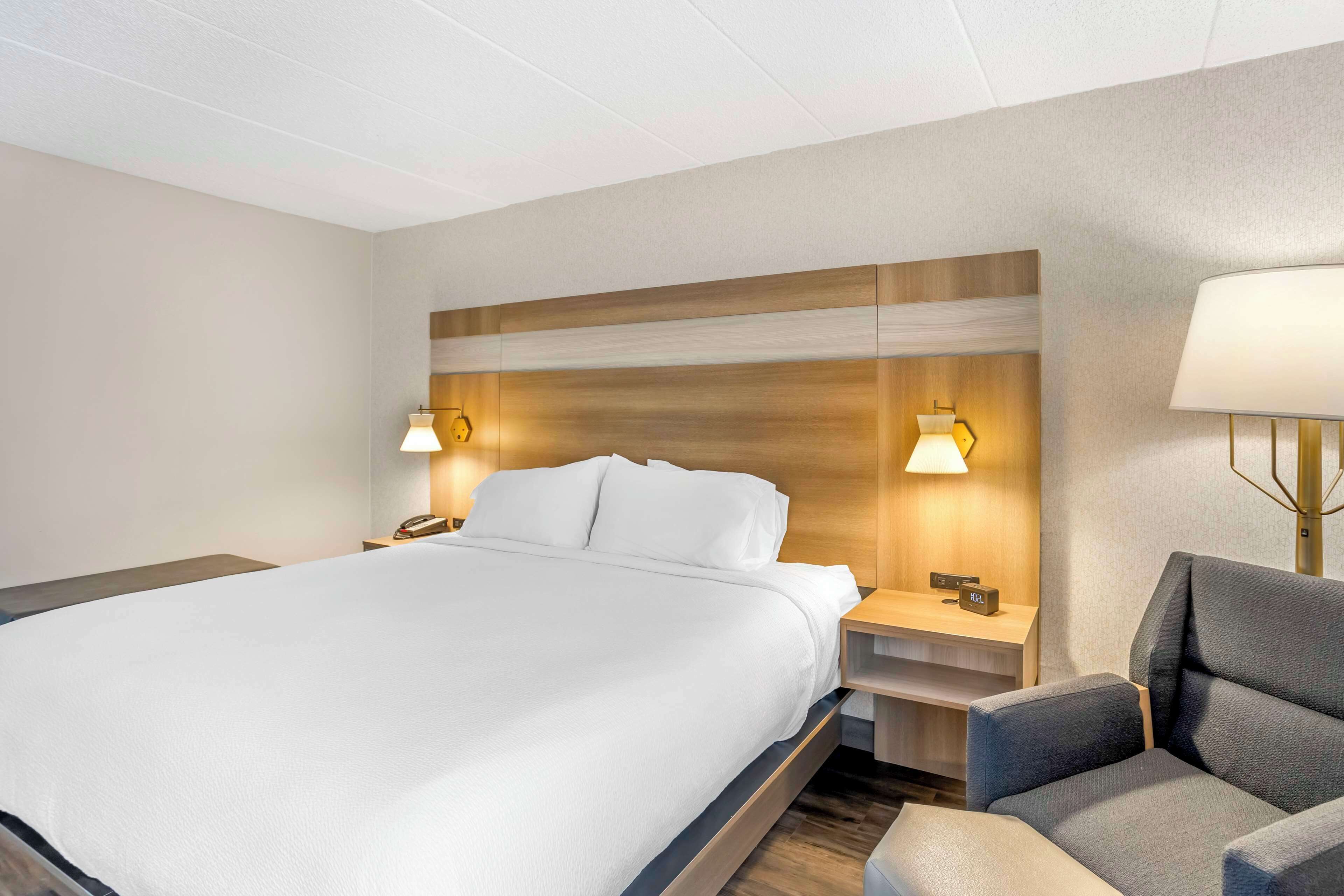 1 bedroom, premium bedding, desk, laptop workspace