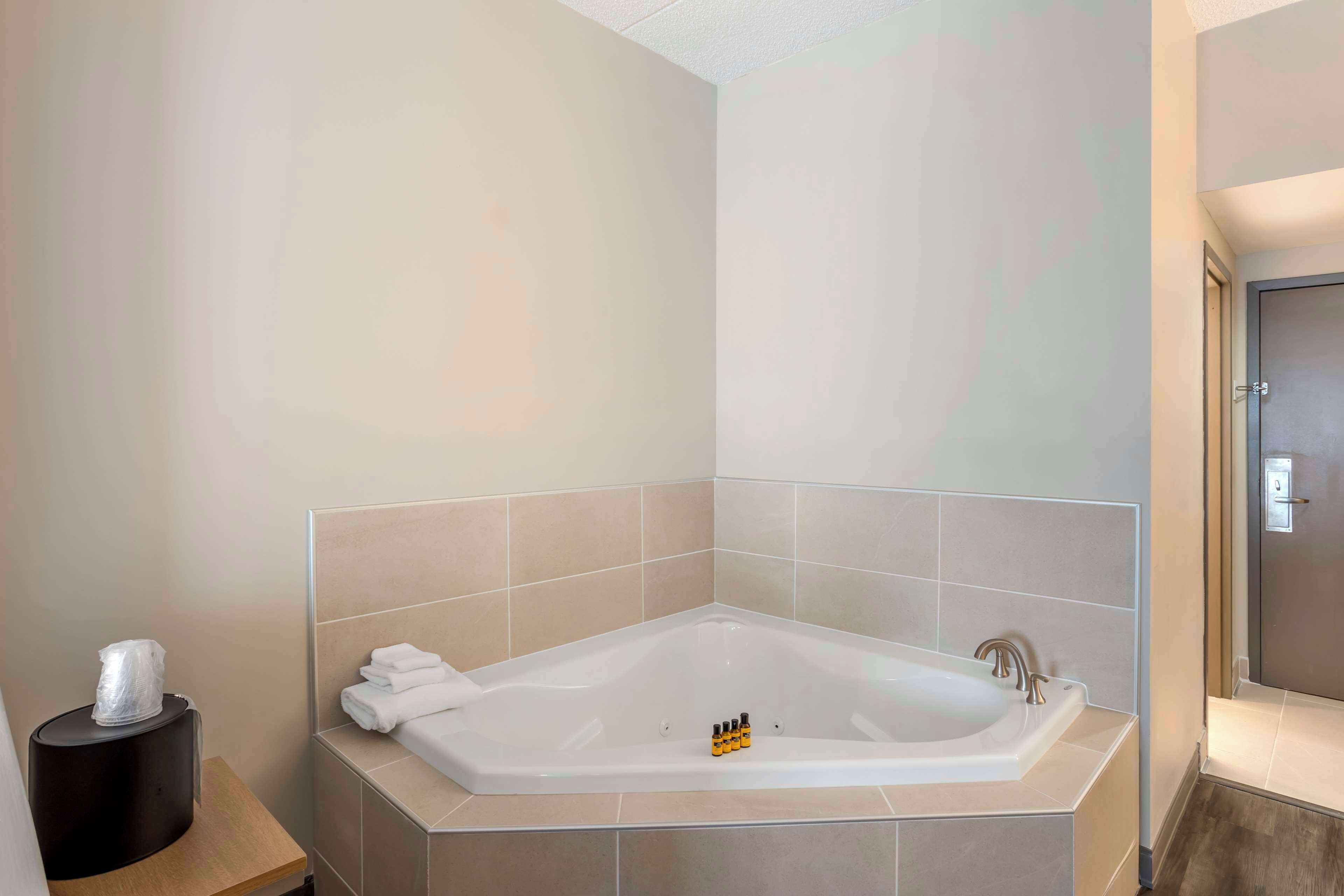 standard room, 1 king bed, non smoking, jetted tub | 1 bedroom, premium bedding, desk, laptop workspace