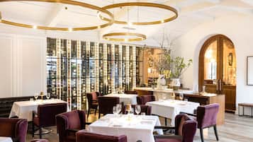 3 restaurants servant le déjeuner et le dßner, plats Cuisine américaine