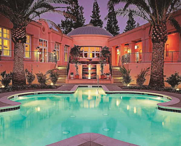 Sauna, hot tub, steam room, hot springs/mineral springs, body treatments