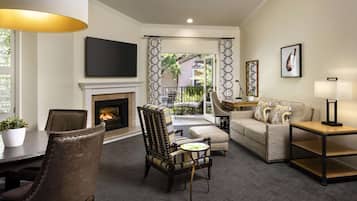 Suite, 1 King Bed, Hot Tub, Garden View (Jack London) | Premium bedding, down comforters, pillowtop beds, in-room safe