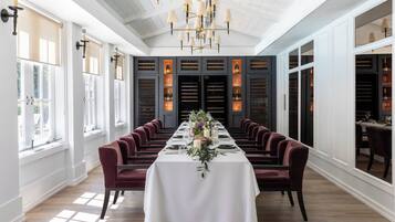 3 nhà hàng, phục vụ bữa sáng, bữa trưa, bữa tối, món ăn kiểu Mỹ