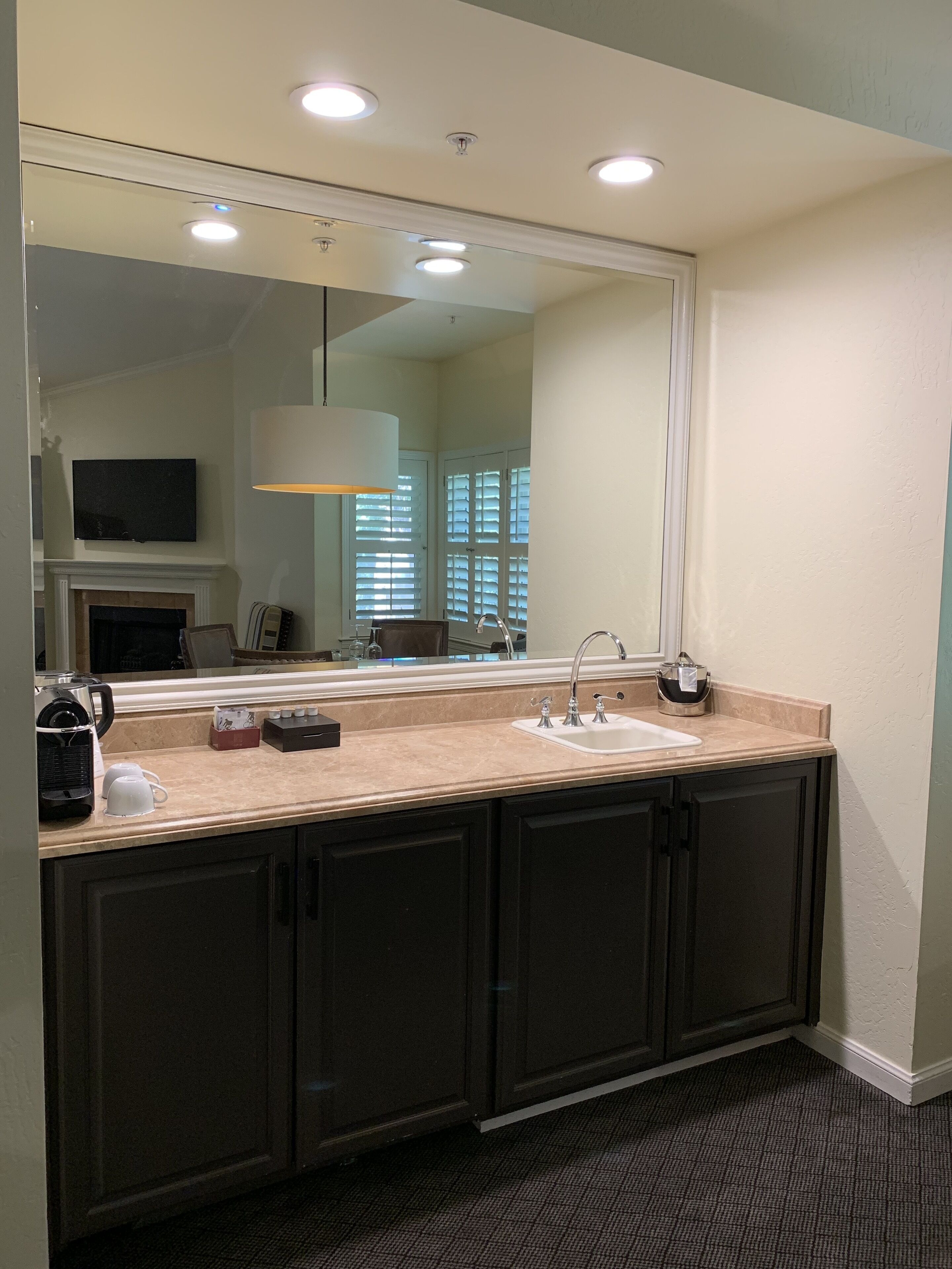 signature suite, 1 bedroom, non smoking, hot tub | living area | 42-inch tv with cable channels, ping pong, pay films