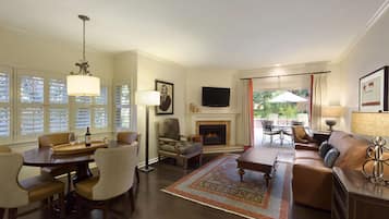 Suíte, 1 quarto (General Vallejo,1 King) | Roupas de cama premium, edredons de pluma, camas com colchões pillow-top