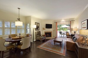 Premium bedding, down duvets, pillow-top beds, in-room safe - Fairmont Sonoma Mission Inn & Spa (Sonoma)