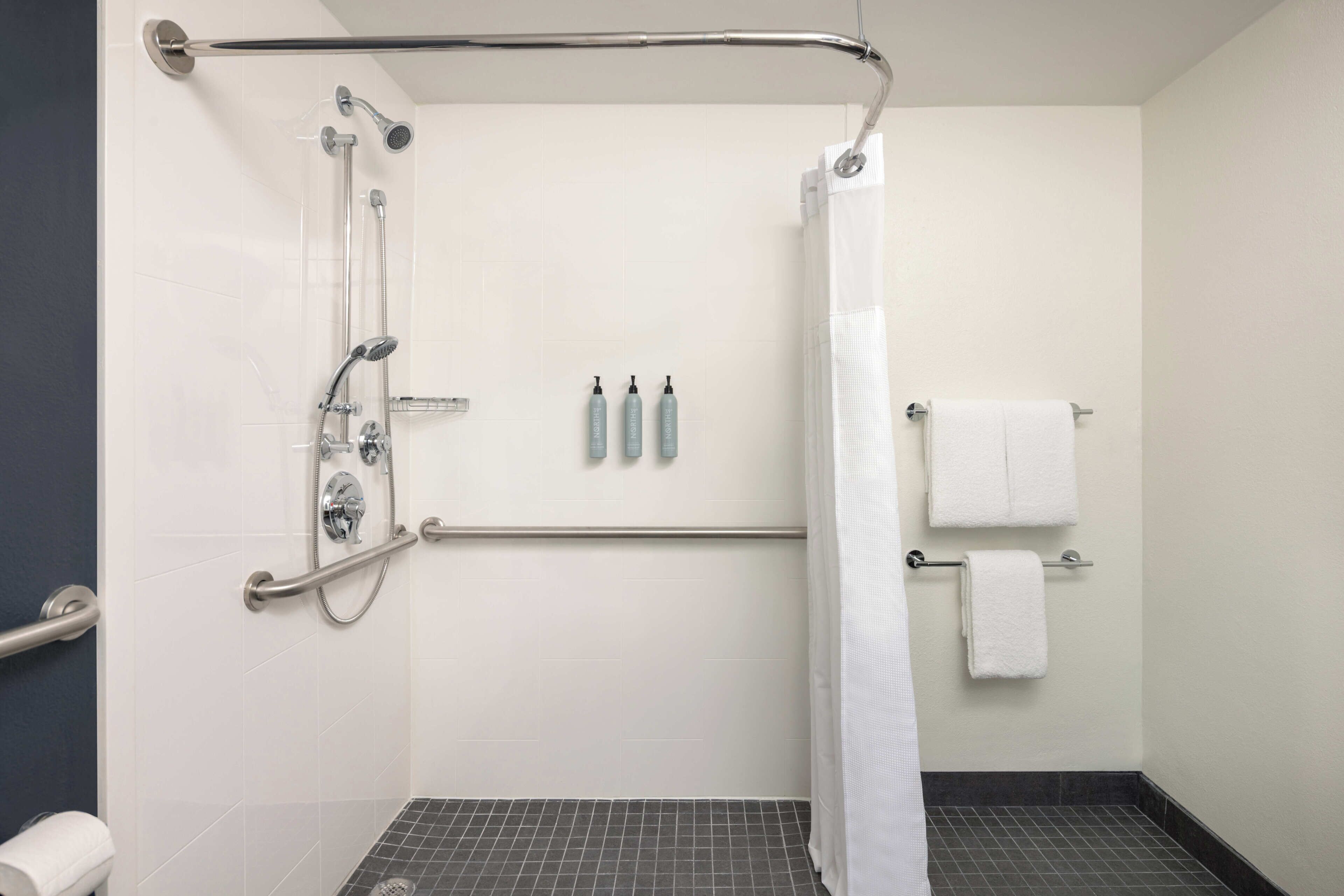 Combined shower/tub, free toiletries, hair dryer, towels