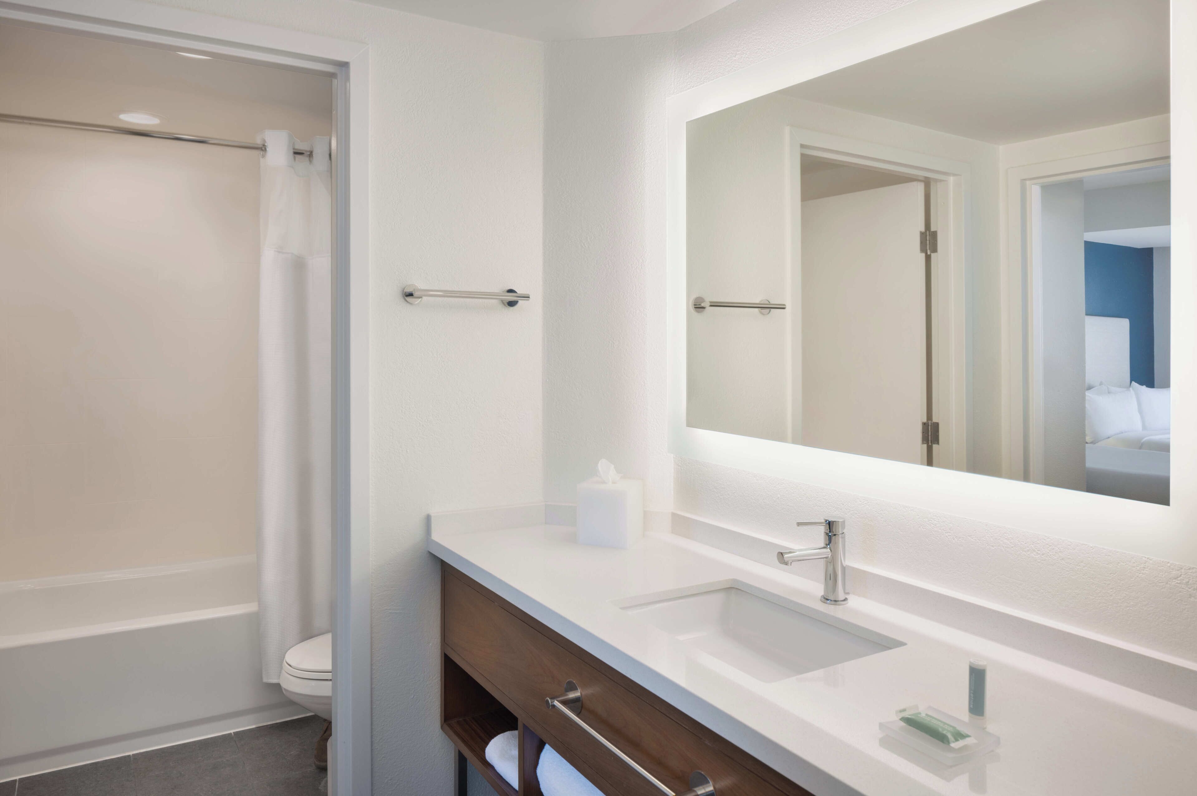 Combined shower/tub, free toiletries, hair dryer, towels