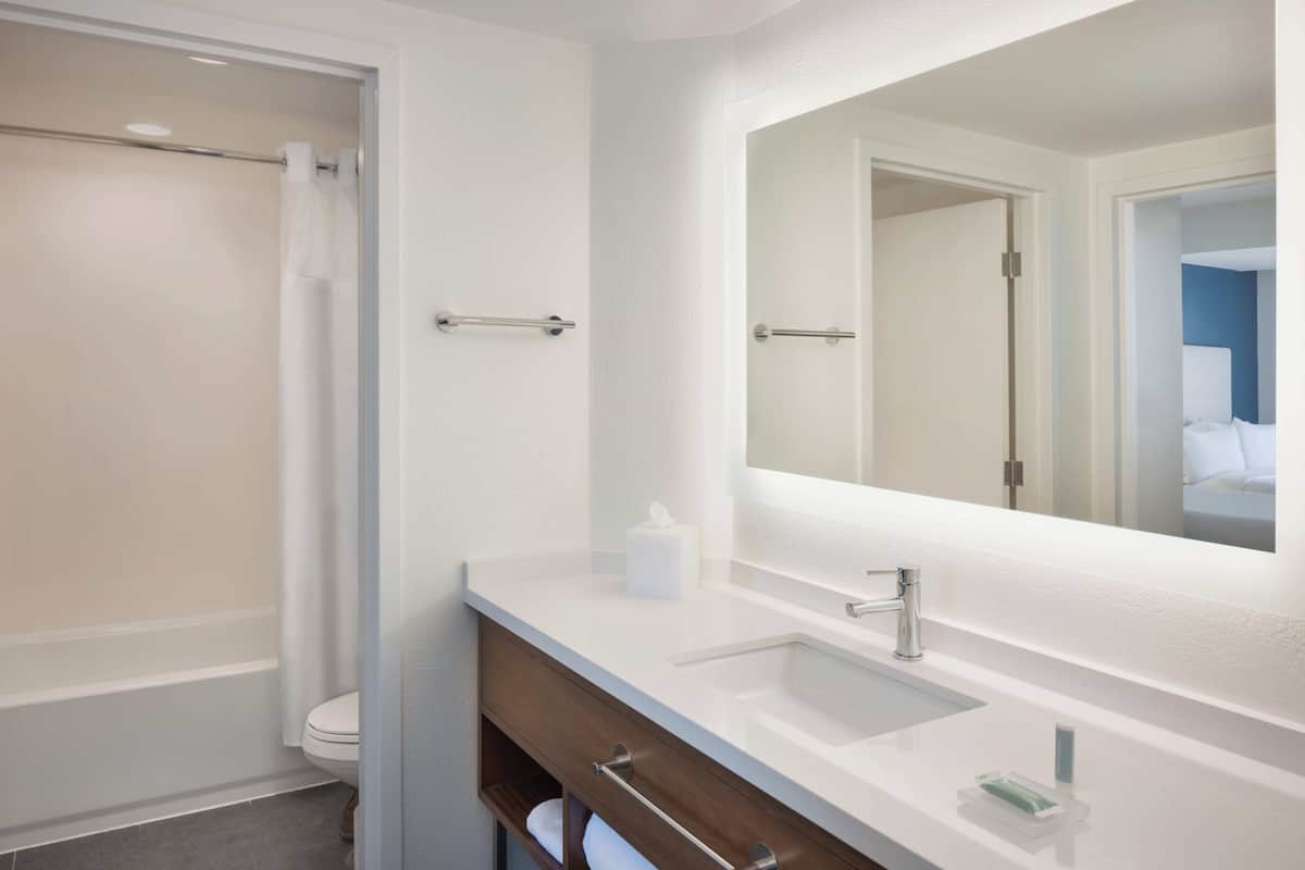 Combined shower/tub, free toiletries, hair dryer, towels