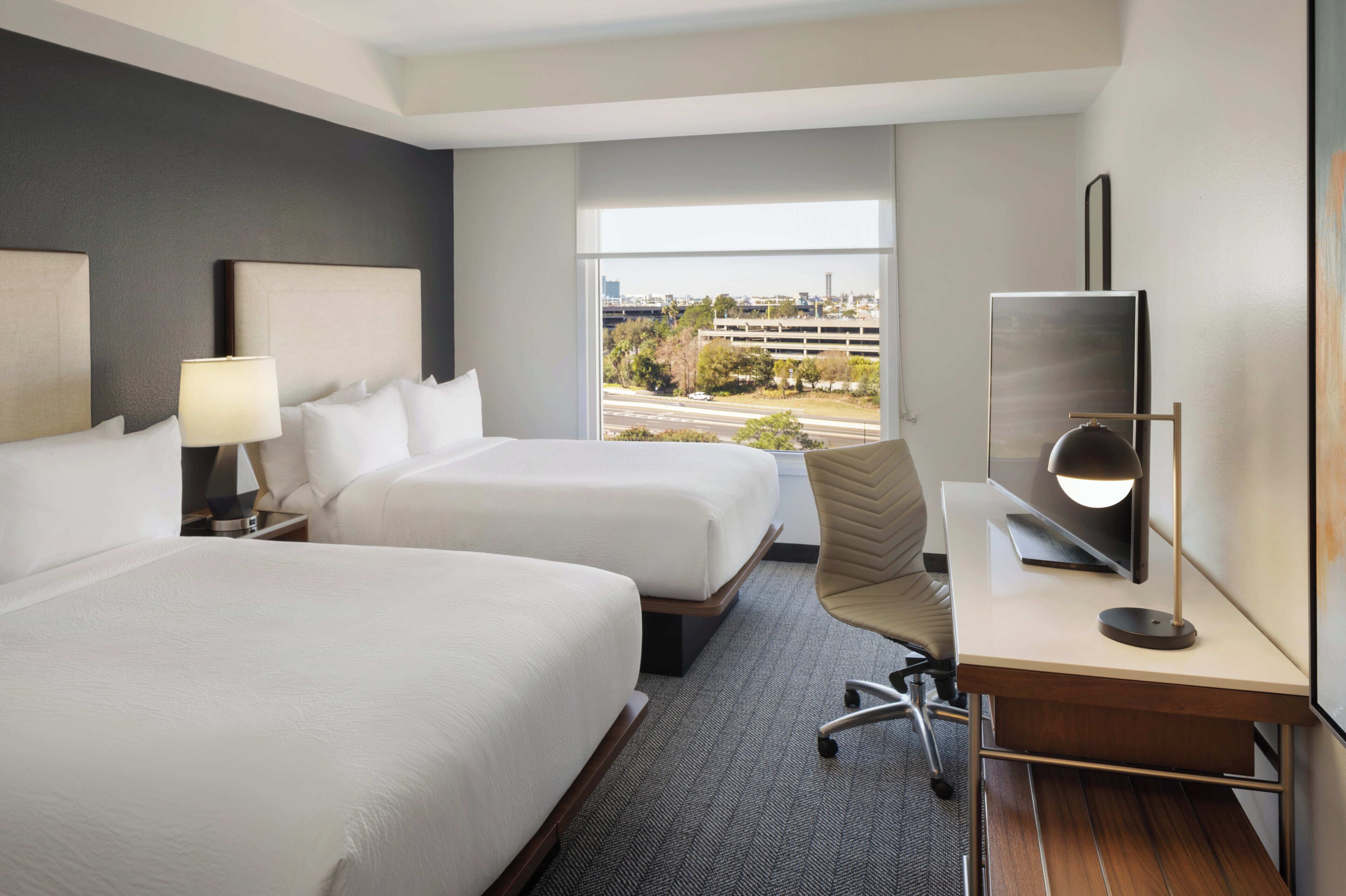 Een kluis op de kamer, een bureau, een laptopwerkplek