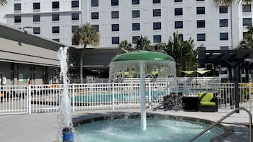 Piscine extérieure, parasols de plage, chaises longues