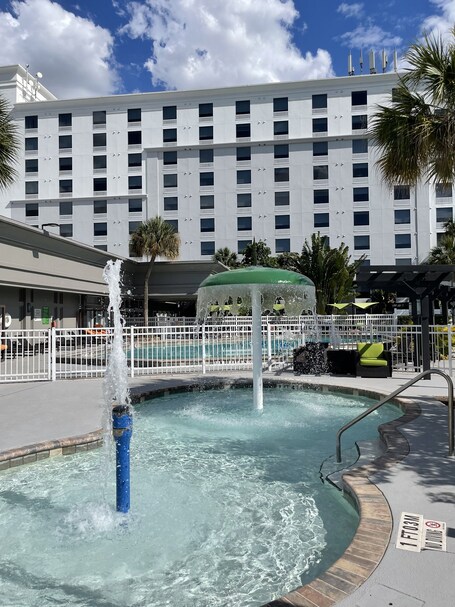 Holiday Inn Suites Across From Universal Orlando, an IHG Hotel - Image 78