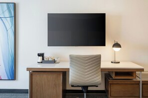 Een kluis op de kamer, een bureau, een laptopwerkplek