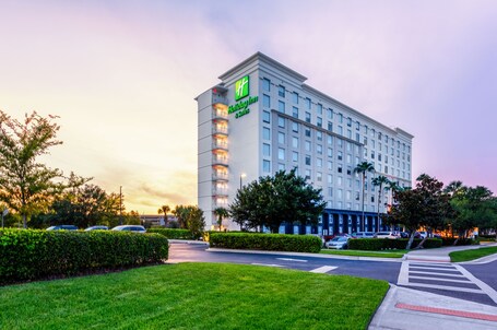 Holiday Inn Suites Across From Universal Orlando, an IHG Hotel - Image 14