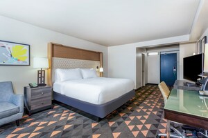Holiday Inn Suites Across From Universal Orlando, an IHG Hotel