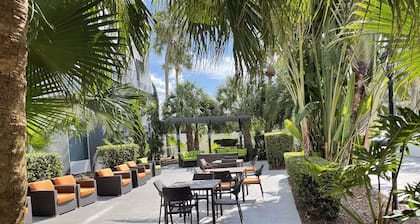 Holiday Inn & Suites Across From Universal Orlando by IHG