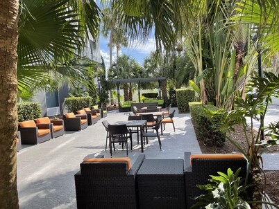 Holiday Inn & Suites Across From Universal Orlando by IHG