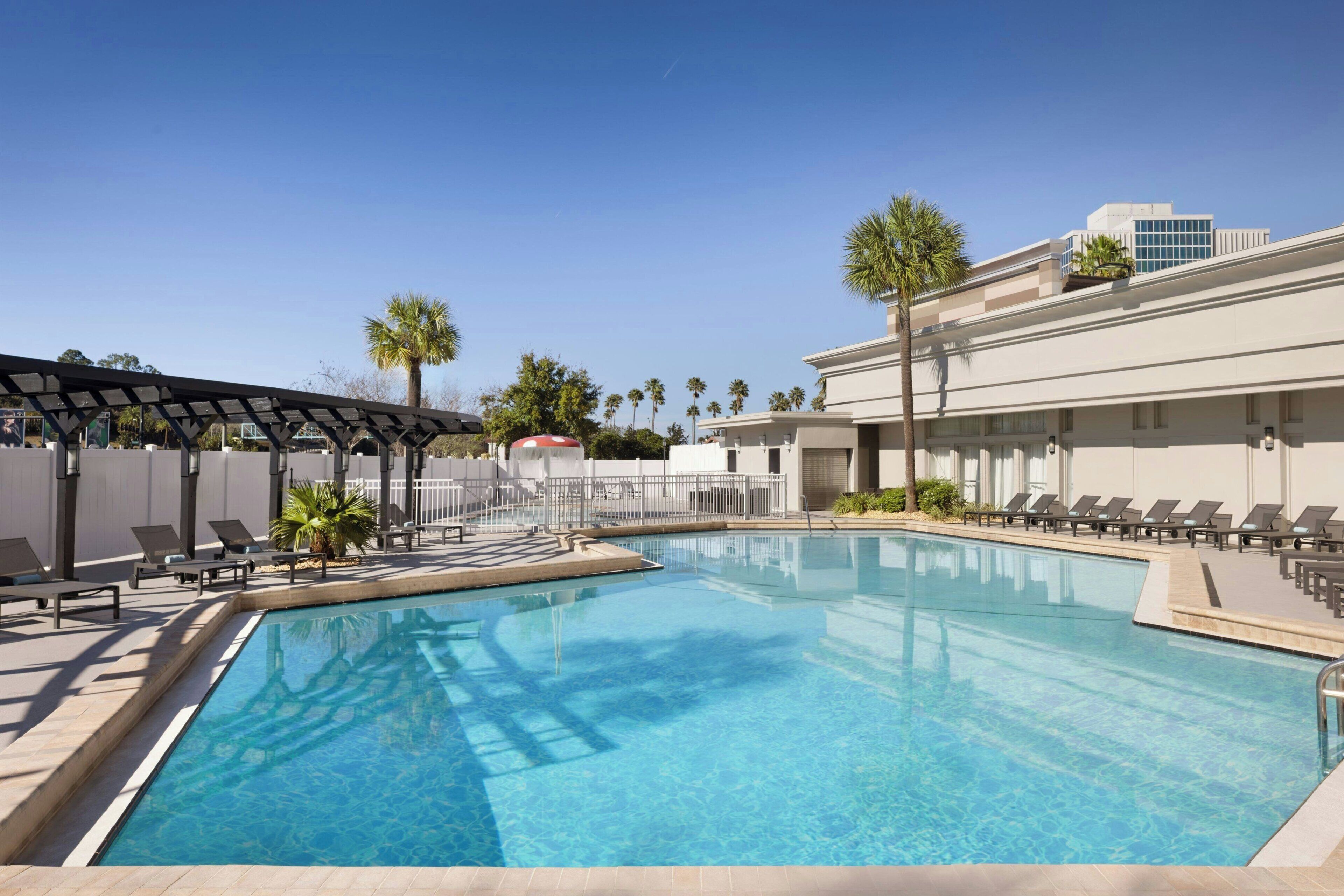 Außenpool, geöffnet von 09:00 Uhr bis 23:00 Uhr, Sonnenschirme