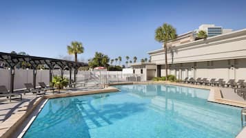 Ulkouima-allas avoinna 9.00–23.00, aurinkovarjoja, aurinkotuoleja